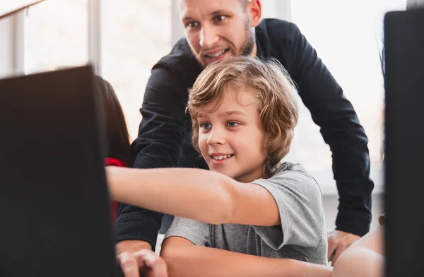 Schoolkind en leraar bespreken studieproject op laptop — Stockfoto