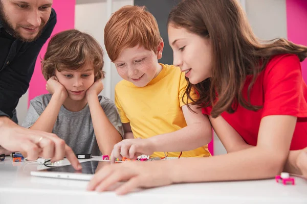 Alumnos con programación informática de aprendizaje de profesores — Foto de Stock