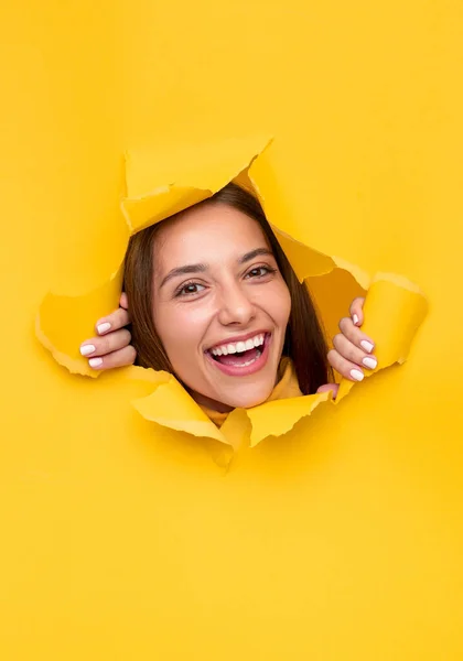 Дружня жінка розриває жовтий папір — стокове фото