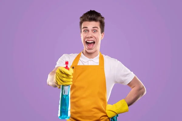 Glücklicher Mann mit Waschmittel blickt in die Kamera — Stockfoto