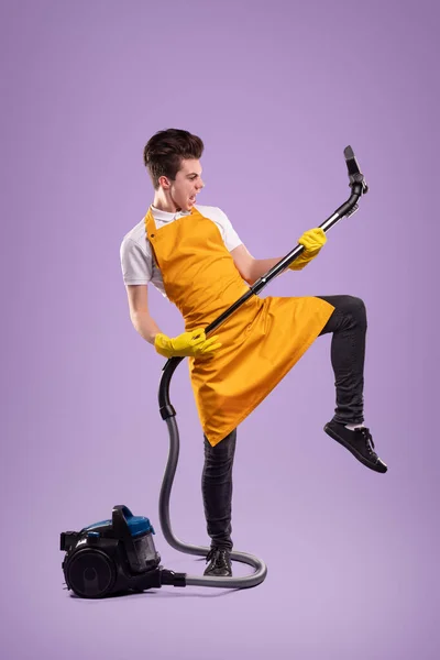 Lustige Haushälterin spielt Staubsauger wie Gitarre — Stockfoto