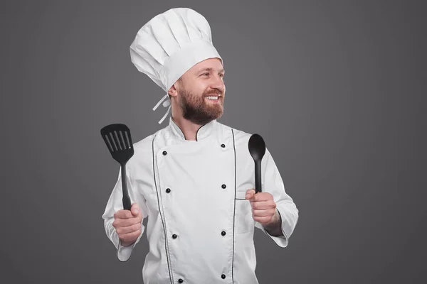 Cheerful chef com utensílios de cozinha — Fotografia de Stock