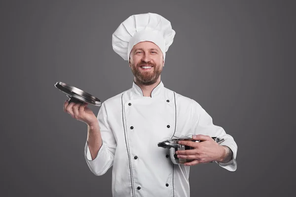 Veselý šéfkuchař se šálkem — Stock fotografie