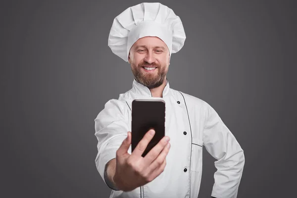 Cheerful chef tomando selfie no smartphone — Fotografia de Stock