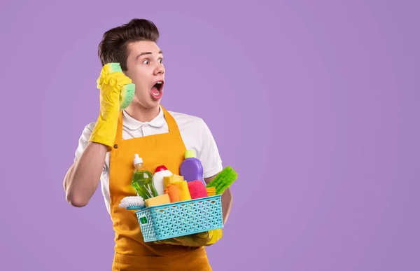 Homme choqué avec une boîte de détergents — Photo