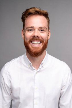 Kızıl sakallı neşeli modern adam.