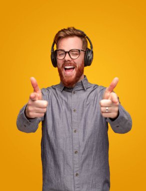 Heyecanlı meloman kamerayı işaret ediyor