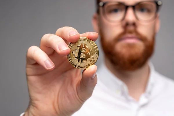 Άνθρωπος που δείχνει χρυσό bitcoin επένδυση σε cryptocurrency — Φωτογραφία Αρχείου