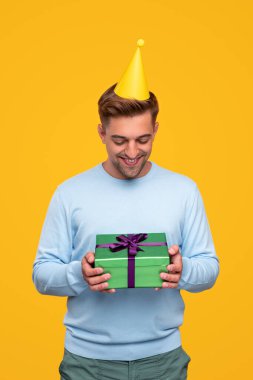 Doğum günü hediyesi olan mutlu adam.