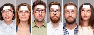 Alnında yapışkan kağıtlar olan kafası karışmış insanlar.