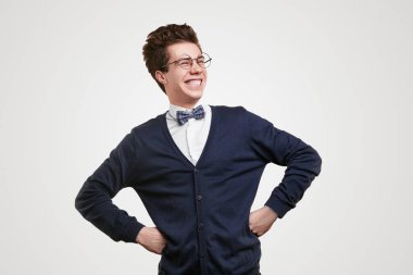 Papyonlu ve gözlüklü neşeli genç öğrenci.