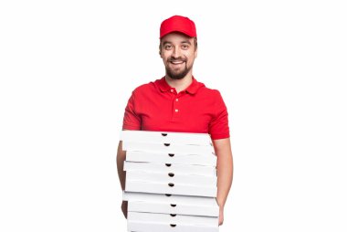 Pizza kutularıyla gelen mutlu teslimatçı.