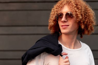 Kendine güveni tam genç bir erkek model.