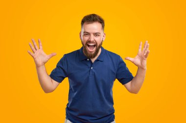 Şaşırmış sakallı adam heyecandan çığlık atıyor.