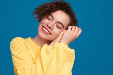 Kıvırcık saçlı, hayalperest genç kadın.