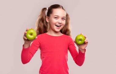 Taze elmalı mutlu kız.