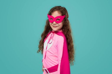 Kameraya bakan sevimli süper kahraman kız.