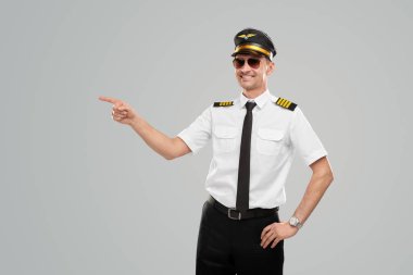 Gülümseyen, kendine güvenen bir havayolu pilotu.