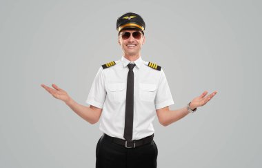 Samimi erkek havacı el hareketleriyle selamlıyor.