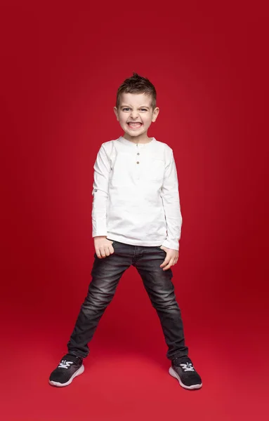 Grappig jongetje in trendy outfit — Stockfoto