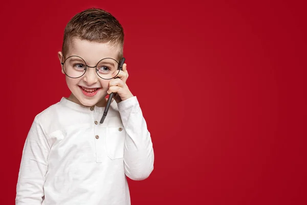 Glada smart pojke talar på smartphone — Stockfoto