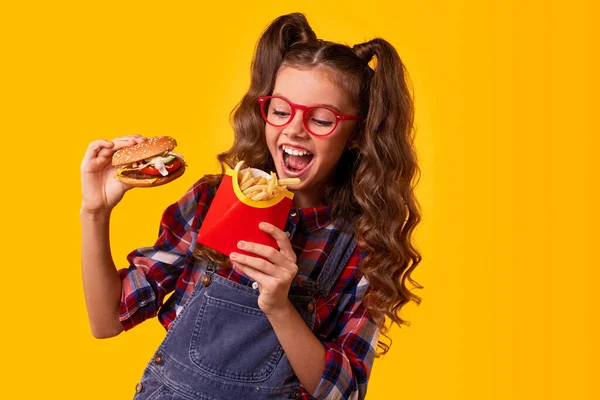 패스트푸드를 즐기는 행복 한 아이 — 스톡 사진