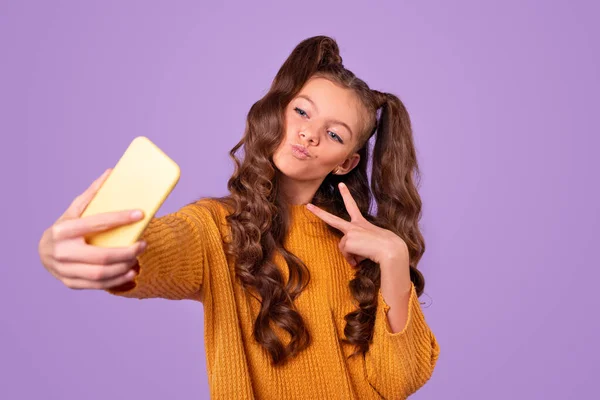 Chica alegre tomando selfie en el teléfono inteligente — Foto de Stock
