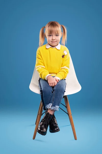 Menina adorável sentado na cadeira — Fotografia de Stock