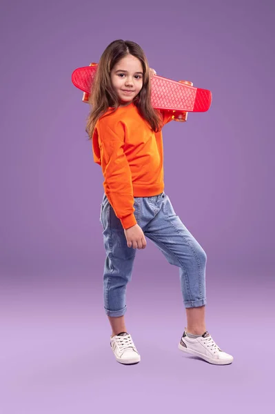 Niña activa con monopatín — Foto de Stock