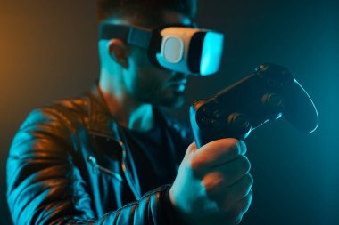 Denetleyicili VR kulaklıklı oyuncu