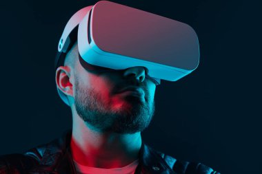 VR kulaklıklı sakallı adam neon ışığı altında