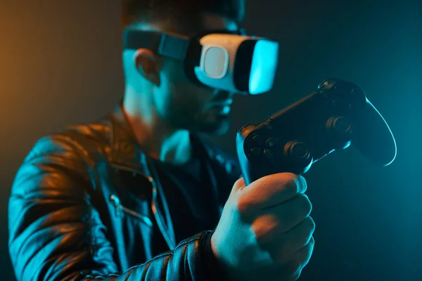 Gamer in VR headset with controller — Stock Photo, Image