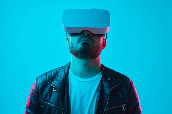 Trendy man in VR headset experiencing new technology — Stock Photo, Image