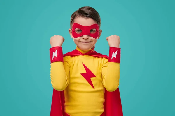 Kind im Superheldenkostüm zeigt Siegergeste — Stockfoto