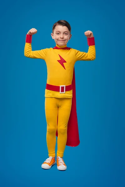 勇敢的超级英雄男孩表现出肌肉 — 图库照片