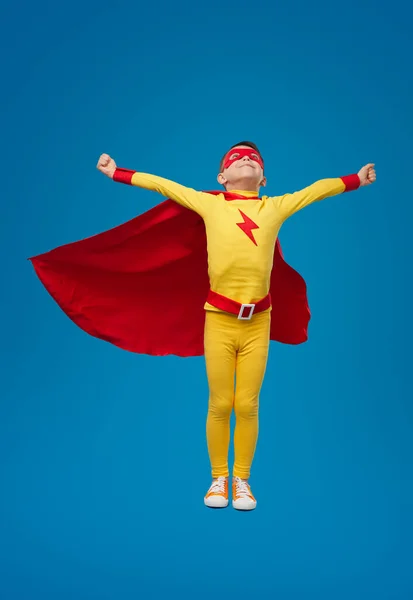 Dappere superheld kind vliegen in de studio — Stockfoto