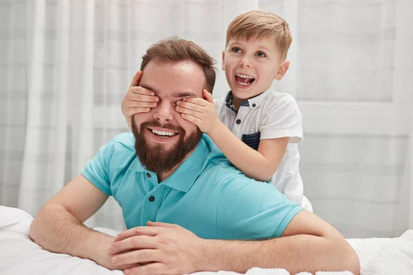 Щасливий син здивував батька — стокове фото