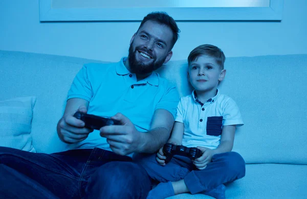 Ojciec i dziecko grają razem w gry wideo. — Zdjęcie stockowe