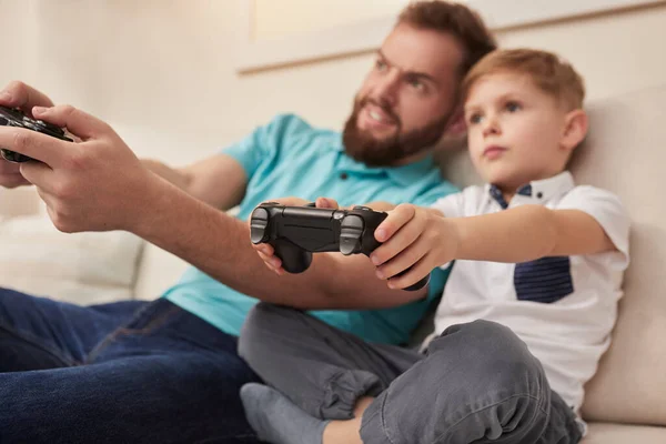 Pai e filho jogando videogame — Fotografia de Stock