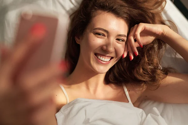 Felice donna prendendo selfie a letto al mattino — Foto Stock