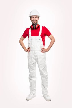 İş kıyafetlerinde kulaklıklı, kendinden emin bir müteahhit.