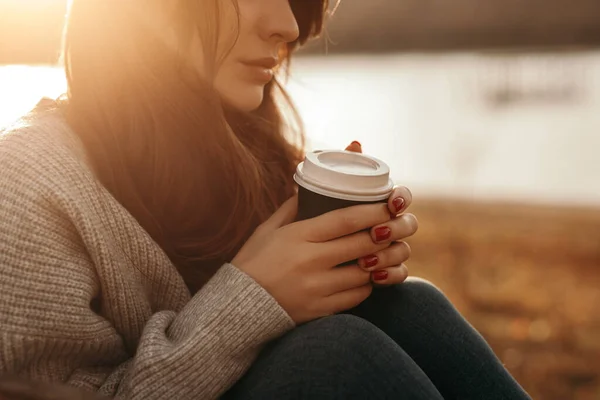 Kvinna med hämtmat kaffe avkopplande i naturen — Stockfoto