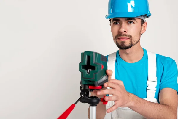 Professioneller Baumeister arbeitet mit Laserwaage — Stockfoto