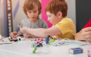 Okul çocukları sınıfta robotik teknoloji eğitimi alıyor.