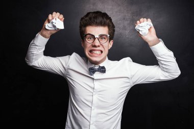 Kağıtları buruşturan öfkeli inek.