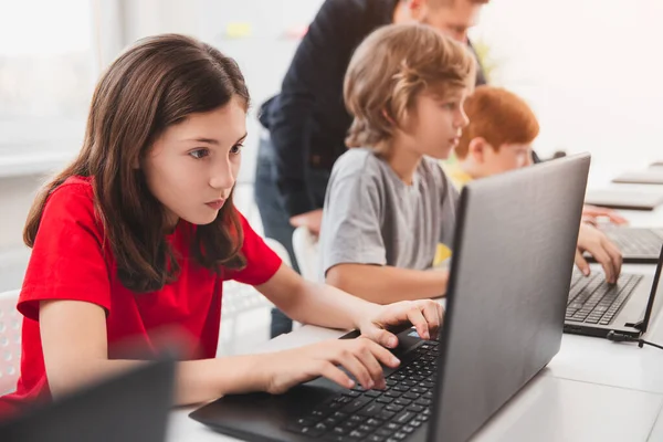 Leerlingen met leraar tijdens computerles — Stockfoto