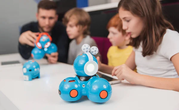 Niños con profesor creando robots — Foto de Stock