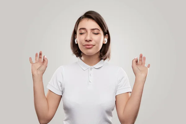 Gelassene Frau hört Meditation in Ohrhörern — Stockfoto