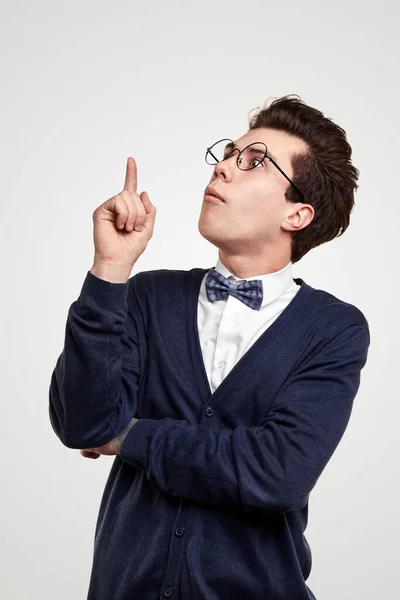 Nerd giovane uomo che punta su — Foto Stock