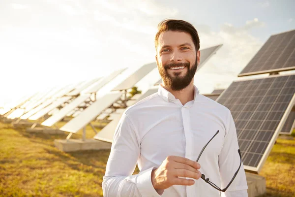 Vidám férfi befektető a napelemes gazdaságban — Stock Fotó